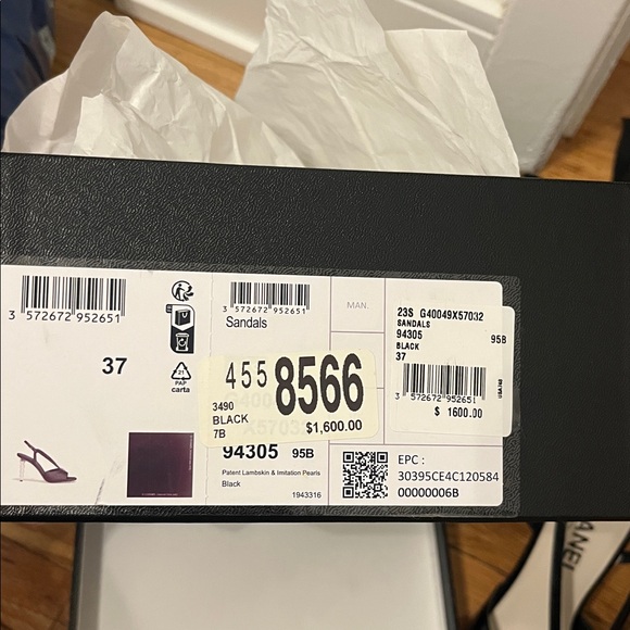 Authentic Chanel Patent leather pearl heels - Picture 4 of 8